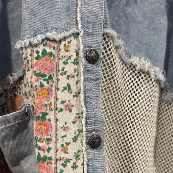 POL Denim and Cream Oversized Lightweight Floral Jean Jacket - Picture 6 of 11